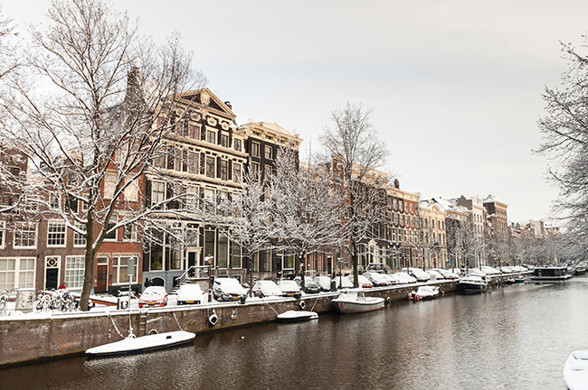 Amsterdam, H&agrave; Lan: V&agrave;o m&ugrave;a đ&ocirc;ng, những con đường&nbsp;tuyết&nbsp;trải d&agrave;i b&ecirc;n c&aacute;c con k&ecirc;nh ven đường ch&iacute;nh của Amsterdam,&nbsp;tạo th&ecirc;m một lớp kỳ quan kh&aacute;c cho một th&agrave;nh phố vốn đ&atilde; xinh đẹp.&nbsp;
