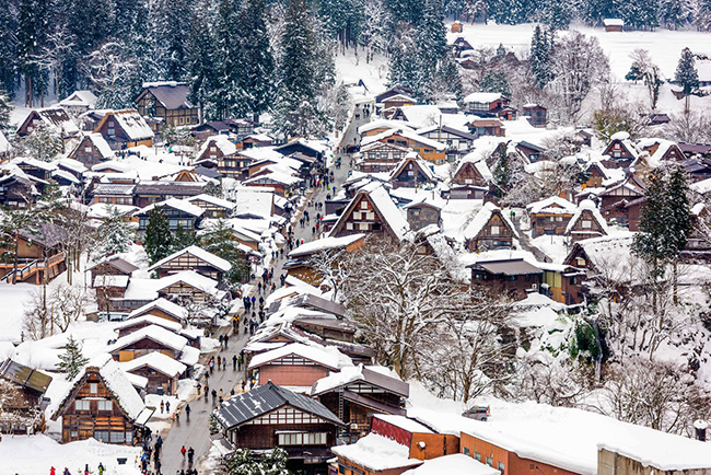Shirakawa, Nhật Bản: Ng&ocirc;i l&agrave;ng Shirakawa, thuộc tỉnh Gifu của Nhật Bản&nbsp;đ&atilde; được Unesco c&ocirc;ng nhận l&agrave; di sản Thế giới, một phần v&igrave; kiến ​​tr&uacute;c truyền thống của những ng&ocirc;i nh&agrave; ở đ&acirc;y. Phong c&aacute;ch x&acirc;y dựng minka (một loại nh&agrave; truyền thống) bao gồm nhiều lớp m&aacute;i tranh lợp l&aacute;&nbsp;gi&uacute;p ngăn chặn m&aacute;i nh&agrave; sụp xuống&nbsp;trong trường hợp tuyết rơi nhiều v&agrave;o m&ugrave;a đ&ocirc;ng.&nbsp;
