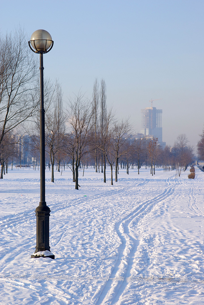 St Petersburg, Nga: V&agrave;o những th&aacute;ng m&ugrave;a đ&ocirc;ng, St Petersburg mang vẻ đẹp băng gi&aacute; v&agrave; nhộn nhịp với c&aacute;c sự kiện theo m&ugrave;a. Lễ Gi&aacute;ng sinh ch&iacute;nh thống được tổ chức v&agrave;o ng&agrave;y 6 th&aacute;ng 1 v&agrave; l&agrave; thời gian để tụ tập với gia đ&igrave;nh v&agrave; bạn b&egrave;.
