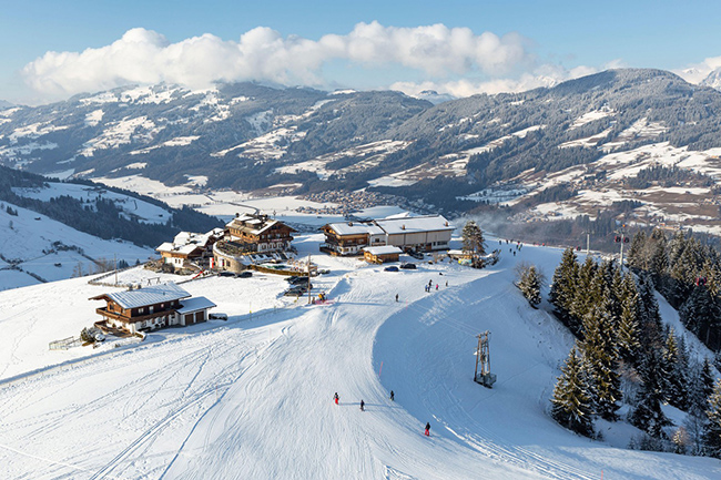 Kitzb&uuml;hel, &Aacute;o: Kitzb&uuml;hel l&agrave; một thị trấn c&oacute; từ&nbsp;thời Trung cổ, nổi tiếng thế giới như một khu nghỉ m&aacute;t trượt tuyết. Đ&acirc;y l&agrave; một thi&ecirc;n đường trong những th&aacute;ng m&ugrave;a đ&ocirc;ng với nhiều địa h&igrave;nh trượt tuyết băng đồng. Kitzb&uuml;hel rất thu h&uacute;t du kh&aacute;ch bởi vẻ đẹp của những con đường đầy tuyết v&agrave; khu chợ Gi&aacute;ng sinh ấn tượng.
