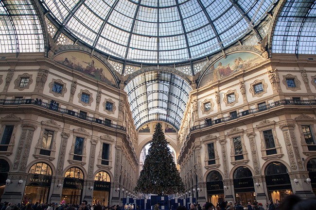 Milan, &Yacute;: Milan, nơi c&oacute; ph&ograve;ng trưng b&agrave;y nghệ thuật Pinacoteca di Brera, nh&agrave; h&aacute;t opera La Scala v&agrave; một loạt c&aacute;c nh&agrave; h&agrave;ng nổi tiếng, mang một kh&ocirc;ng kh&iacute; đặc biệt trong những th&aacute;ng m&ugrave;a đ&ocirc;ng. C&aacute;c sự kiện văn h&oacute;a đang diễn ra s&ocirc;i nổi, với c&aacute;c buổi biểu diễn The Nutcracker v&agrave; Fidelio tại nh&agrave; h&aacute;t opera.&nbsp;
