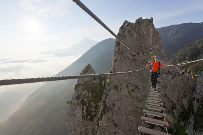Bước qua kh&ocirc;ng gian, &Aacute;o: Kh&ocirc;ng phải mọi c&acirc;y cầu đ&aacute;ng &nbsp;sợ đều nằm giữa rừng rậm. C&acirc;y cầu kinh dị&nbsp;n&agrave;y treo lơ lửng tr&ecirc;n một ngọn n&uacute;i cao trong l&agrave;nh ở &Aacute;o.