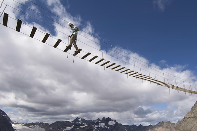 Cầu treo ở n&uacute;i Nimbus, Mỹ: C&acirc;y cầu treo tr&ecirc;n đỉnh n&uacute;i Nimbus n&agrave;y c&oacute; thể l&agrave; một giấc mơ của nhiều du kh&aacute;ch y&ecirc;u mạo hiểm. Nhưng tốt nhất khi đặt ch&acirc;n l&ecirc;n cầu bạn n&ecirc;n giữ vững tinh thần.
