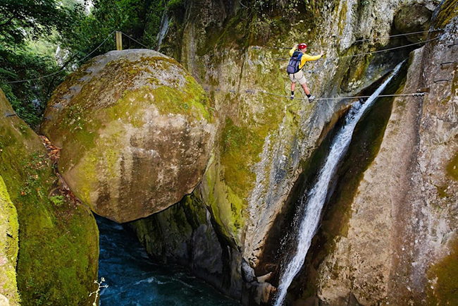 Tuyến đường nhiệt đới Via Ferrata des Canyons de Lantosque, Ph&aacute;p: Đ&acirc;y l&agrave; một lối đi rất ch&ecirc;nh v&ecirc;nh như l&agrave;m xiếc tr&ecirc;n d&acirc;y v&agrave; người tham gia c&ograve;n phải băng qua một hẻm n&uacute;i đầy r&ecirc;u v&agrave; dương xỉ nhiệt đới.