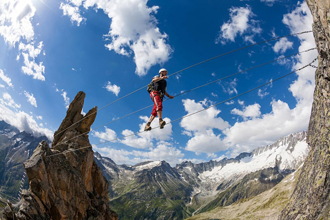 Via Ferrata Bergsee ở Thung lũng G&ouml;schenen, Thụy Sĩ nổi tiếng mang vẻ đẹp quyến rũ của v&ugrave;ng n&uacute;i Alps v&agrave; tuyến đường đ&aacute;ng nhớ n&agrave;y l&agrave; một cầu d&acirc;y th&eacute;p d&agrave;i 18m treo c&aacute;ch mặt đất 50m.&nbsp;