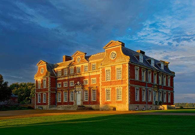 1. Raynham Hall, Norfolk, Anh

T&ograve;a nh&agrave; ở n&ocirc;ng th&ocirc;n n&agrave;y tr&ocirc;ng c&oacute; vẻ y&ecirc;n b&igrave;nh nhưng lại gắn liền với một qu&aacute; khứ đen tối. Người ta kể lại rằng, b&ecirc;n trong t&ograve;a nh&agrave; xuất hiện một hiện tượng kỳ b&iacute;, được cho l&agrave; hồn ma của một phụ nữ qu&yacute; tộc mặc v&aacute;y n&acirc;u c&oacute; t&ecirc;n Dorothy Walpole.
