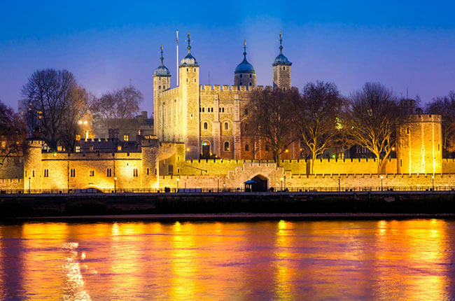 12. Th&aacute;p London, London, Anh

Nơi n&agrave;y từng ch&igrave;m trong một bi kịch k&eacute;o d&agrave;i suốt 900 năm, v&igrave; thế kh&ocirc;ng c&oacute; g&igrave; ngạc nhi&ecirc;n khi thỉnh thoảng người ta lại kể cho nhau nghe về việc m&igrave;nh đ&atilde; nh&igrave;n thấy nhiều hồn ma của những người trong Ho&agrave;ng gia Anh.
