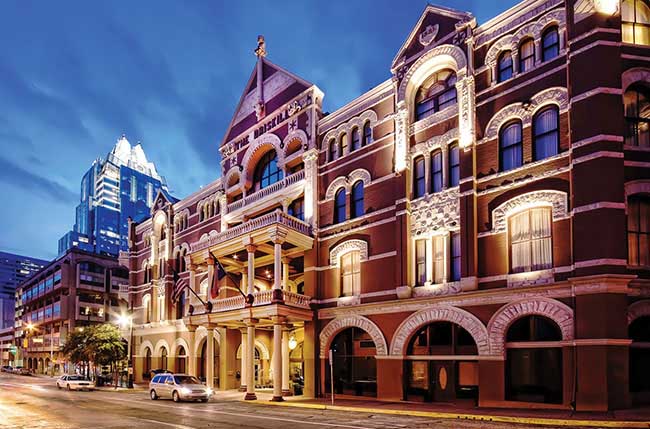 14. Driskill, Austin, Texas

Kh&aacute;ch sạn n&agrave;y nổi tiếng với một c&acirc;u chuyện r&ugrave;ng rợn kể về 2 người phụ nữ sau khi hưởng tuần trăng mật tại đ&acirc;y đ&atilde; tự kết liễu cuộc đời m&igrave;nh. Điều đ&aacute;ng n&oacute;i nhất l&agrave; họ c&ugrave;ng ở trong một căn ph&ograve;ng nhưng c&aacute;ch nhau 20 năm. Một sự tr&ugrave;ng hợp kỳ lạ.
