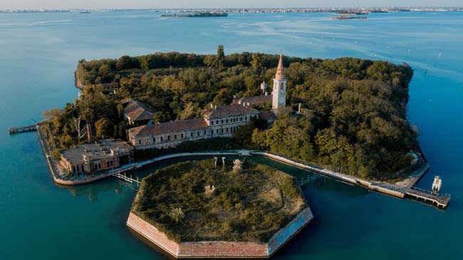 2. Poveglia, Venice, &Yacute;

Một chuyến đi ngắn từ Venice tới h&ograve;n đảo Poveglia xinh đẹp đ&atilde; từng l&agrave; v&ugrave;ng c&aacute;ch ly đối với những người mắc bệnh dịch hạch.&nbsp;Ngo&agrave;i ra, h&ograve;n đảo n&agrave;y đ&atilde; được sử dụng như một nơi tị nạn v&agrave;o đầu thế kỷ 20.&nbsp;Những người săn ma khẳng định đ&acirc;y l&agrave; một địa điểm n&oacute;ng của c&aacute;c hoạt động huyền b&iacute; nhưng hiện việc đến đ&acirc;y đ&atilde; bị cấm.
