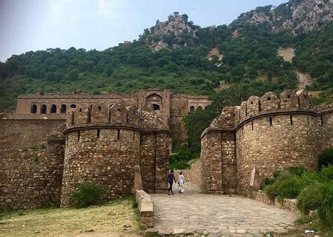 3. Ph&aacute;o đ&agrave;i Bhangarh, Ấn Độ

C&aacute;ch Delhi kh&ocirc;ng xa c&oacute; một ph&aacute;o đ&agrave;i bỏ hoang nh&ocirc; ra giữa sa mạc. Truyền thuyết kể lại rằng, c&oacute; một thầy ph&ugrave; thủy đ&atilde; nguyền rủa khu vực n&agrave;y. Hiện du kh&aacute;ch vẫn c&oacute; thể đến tham quan một số t&agrave;n t&iacute;ch ấn tượng của ph&aacute;o đ&agrave;i.

