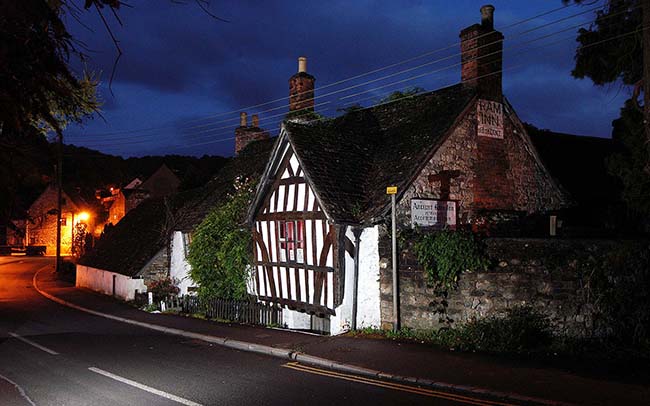 4. Ancient Ram Inn, Wotton-under-Edge, Anh

D&atilde;y nh&agrave; trọ c&oacute; từ thế kỷ 2 n&agrave;y l&agrave; một trong những nơi l&acirc;u đời nhất ở phương T&acirc;y. Người ta tin rằng, đ&acirc;y từng l&agrave; nơi ch&ocirc;n cất của những người ngoại gi&aacute;o, bị &aacute;m bởi 20 linh hồn kh&aacute;c nhau, bao gồm hồn ma trẻ em v&agrave; phụ nữ.
