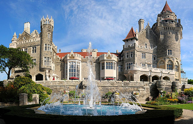 8. Casa Loma, Toronto, Canada

Ng&ocirc;i nh&agrave; được x&acirc;y dựng theo phong c&aacute;ch Gothic Revival c&oacute; h&agrave;nh lang dẫn tới một lối đi b&iacute; mật. Những c&acirc;u chuyện về những hồn ma đ&atilde; được truyền tai nhau xung quanh nơi n&agrave;y trong nhiều thập kỷ.
