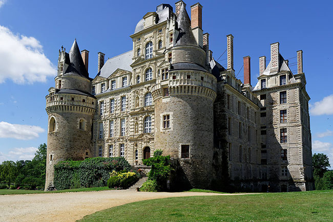 9. Ch&acirc;teau de Brissac, Brissac-Quinc&eacute;, Ph&aacute;p

T&ograve;a nh&agrave; cao ch&oacute;t v&oacute;t n&agrave;y nổi tiếng l&agrave; nơi Charlotte de Br&eacute;z&eacute; bị s&aacute;t hại.&nbsp;Theo truyền thuyết, Charlotte - con g&aacute;i ngo&agrave;i gi&aacute; th&uacute; của Vua Charles VII đ&atilde; bị chồng giết sau khi ph&aacute;t hiện c&ocirc; ngoại t&igrave;nh.&nbsp;Nhiều du kh&aacute;ch kể lại rằng, họ nh&igrave;n thấy hồn ma mặc v&aacute;y trắng của c&ocirc; đi lang thang trong sảnh.
