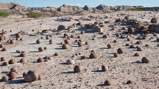 Thung lũng Mặt trăng, Argentina: Thung lũng hẻo l&aacute;nh n&agrave;y&nbsp;c&ograve;n được gọi l&agrave; c&ocirc;ng vi&ecirc;n Ischigualasto, nằm trong một khu bảo tồn của quốc gia ở Nam Mỹ.
