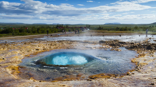 C&aacute;nh đồng địa nhiệt Haukadalur, Iceland: Nơi n&agrave;y nằm c&aacute;ch Reykjavik 60 km về ph&iacute;a đ&ocirc;ng. C&aacute;c ghi ch&eacute;p&nbsp;l&acirc;u đời nhất về c&aacute;c c&aacute;nh đồng địa nhiệt ở đ&acirc;y c&oacute; từ năm 1294.
