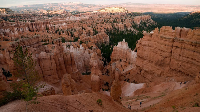 Bryce Canyon, Utah: Mặc d&ugrave; &iacute;t được biết đến&nbsp;hơn nhiều so với c&ocirc;ng vi&ecirc;n quốc gia Grand Canyon gần đ&oacute;, nhưng Bryce Canyon được cho l&agrave; ấn tượng kh&ocirc;ng k&eacute;m.

