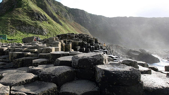 Giant's Causeway, Bắc Ireland: Được h&igrave;nh th&agrave;nh từ 50 đến 60 triệu năm trước, Giant's Causeway trở th&agrave;nh Di sản Thế giới đầu ti&ecirc;n của Bắc Ireland.
