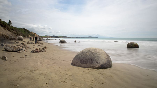 Những tảng đ&aacute; Moeraki, New Zealand: Nằm rải r&aacute;c dọc theo B&atilde;i biển Koekohe, những tảng đ&aacute; cao 2m n&agrave;y được tạo ra bởi đ&aacute; b&ugrave;n cứng lại trong hơn 5 triệu năm.
