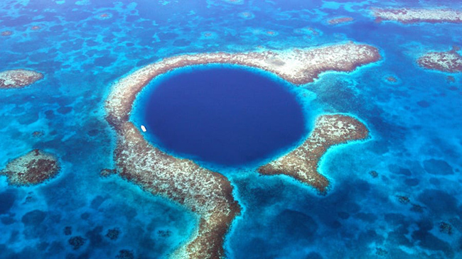 Great Blue Hole, Belize: C&oacute; chiều rộng 300m v&agrave; s&acirc;u khoảng 125m, hố sụt khổng lồ dưới nước n&agrave;y l&agrave; một phần của hệ thống rạn san h&ocirc; Belize.
