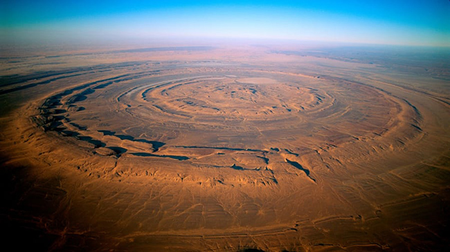 Con mắt của Sahara, Mauritania: C&ograve;n được gọi l&agrave; Cấu tr&uacute;c Richat, kỳ quan địa chất rộng 40km n&agrave;y c&oacute; thể nh&igrave;n thấy từ kh&ocirc;ng gian.

