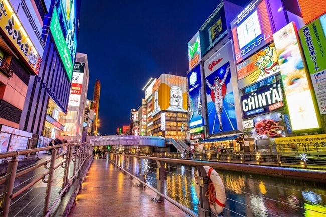 Dontonbori: Nếu bạn đang t&igrave;m kiếm một trải nghiệm độc đ&aacute;o, đừng bỏ qua Dontonbori, điểm đến v&ocirc; c&ugrave;ng nổi tiếng của Osaka. Khu giải tr&iacute; s&ocirc;i động n&agrave;y tr&agrave;n ngập &aacute;nh đ&egrave;n neon, c&aacute;c biển quảng c&aacute;o được chiếu s&aacute;ng v&agrave; sự kết hợp đa dạng giữa c&aacute;c nh&agrave; h&agrave;ng v&agrave; qu&aacute;n bar.&nbsp;
