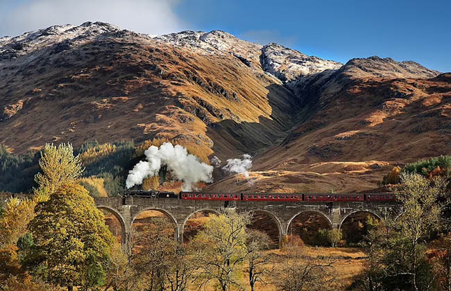 11. Bức ảnh đầy cảm hứng về đo&agrave;n t&agrave;u hơi nước Jacobite băng qua cầu cạn Glenfinnan ở v&ugrave;ng cao nguy&ecirc;n của Scotland giống như trong phim Harry Potter.
