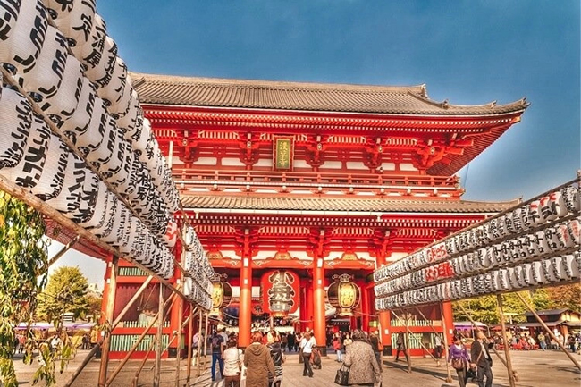 Senso-Ji: Một trong những điểm thu h&uacute;t du kh&aacute;ch nhất ở Tokyo l&agrave; Senso Ji, nằm ở quận Asakusa của th&agrave;nh phố. Khu phức hợp rộng lớn n&agrave;y c&oacute; ng&ocirc;i ch&ugrave;a Phật gi&aacute;o l&acirc;u đời nhất của Tokyo v&agrave; một loạt c&aacute;c t&ograve;a nh&agrave; v&agrave; đền thờ lịch sử.

