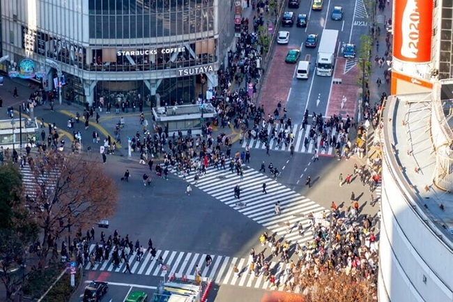 Shibuya Crossing: Tokyo l&agrave; một th&agrave;nh phố lu&ocirc;n s&ocirc;i động v&agrave; kh&ocirc;ng c&oacute; nơi n&agrave;o tốt hơn để trải nghiệm sự hối hả v&agrave; nhộn nhịp của Tokyo hơn l&agrave; tại Shibuya Crossing - một trong những địa danh mang t&iacute;nh biểu tượng nhất ở Tokyo.
