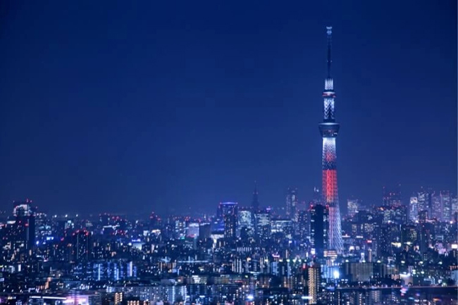 Tokyo Skytree l&agrave; điểm tham quan y&ecirc;u th&iacute;chđối với du kh&aacute;ch khi đến thủ đ&ocirc; nhộn nhịp n&agrave;y. L&agrave; t&ograve;a th&aacute;p cao nhất thế giới,&nbsp;Tokyo Skytree cao tới 634m v&agrave; c&oacute; đ&agrave;i quan s&aacute;t tuyệt vời với tầm nh&igrave;n bao qu&aacute;t to&agrave;n cảnh trải d&agrave;i đến tận n&uacute;i Ph&uacute; Sĩ.
