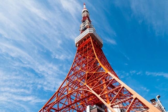Th&aacute;p Tokyo: Một địa danh mang t&iacute;nh biểu tượng kh&aacute;c của Tokyo l&agrave; th&aacute;p Tokyo m&agrave;u trắng cam s&aacute;ng. Được ho&agrave;n th&agrave;nh v&agrave;o năm 1958, th&aacute;p Tokyo cao 333m từng l&agrave; c&ocirc;ng tr&igrave;nh kiến ​​tr&uacute;c cao nhất ở Nhật Bản cho đến năm 2012, khi Tokyo Skytree vượt qua n&oacute;.&nbsp;
