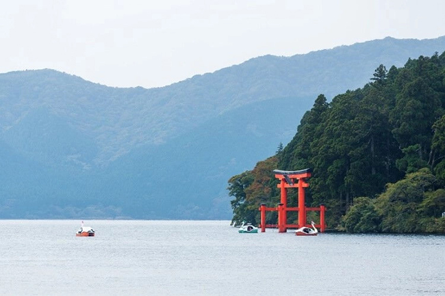 Đền Hakone: Đền Hakone sừng sững uy nghi b&ecirc;n hồ Ashi. Ng&ocirc;i đền lịch sử n&agrave;y đ&atilde; c&oacute; từ hơn một thế kỷ trước v&agrave; c&oacute; ảnh hưởng quan trọng đến lịch sử Nhật Bản. Đền Torii tr&ocirc;ng như thể nổi tr&ecirc;n mặt nước v&agrave; l&agrave; điểm kh&ocirc;ng thể bỏ qua khi đến Hakone.
