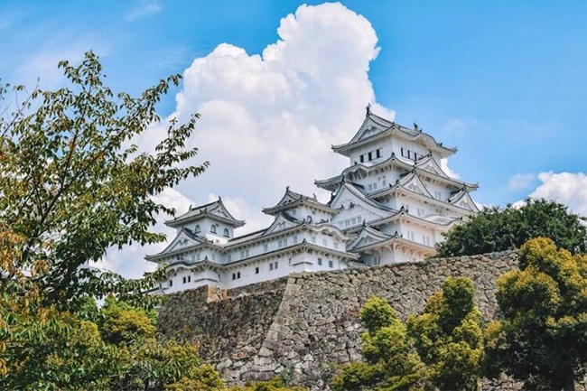L&acirc;u đ&agrave;i Himeji: Nếu bạn đang t&igrave;m kiếm c&aacute;c địa danh nổi tiếng nhất ở Nhật Bản, h&atilde;y&nbsp;th&ecirc;m l&acirc;u đ&agrave;i Himeji v&agrave;o danh s&aacute;ch của m&igrave;nh. Nằm ở th&agrave;nh phố Himeji, đ&acirc;y&nbsp;l&agrave; l&acirc;u đ&agrave;i lớn nhất ở Nhật Bản v&agrave; l&agrave; điểm đến kh&ocirc;ng thể bỏ qua trong h&agrave;nh tr&igrave;nh tham quan Osaka.
