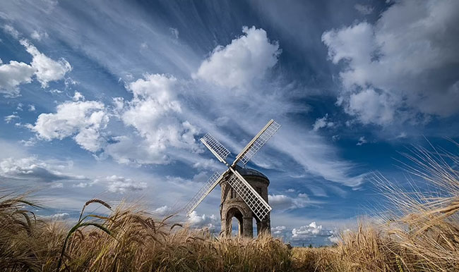 6. Cối xay gi&oacute; Chesterton ở Warwickshire l&agrave; nơi được rất nhiều người t&igrave;m đến. Kh&ocirc;ng kh&iacute; cổ xưa của nơi n&agrave;y mang lại vẻ đẹp cổ điển cho bức ảnh.
