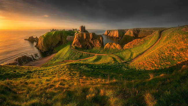 7. Bức ảnh b&igrave;nh y&ecirc;n về l&acirc;u đ&agrave;i Dunnottar ở Aberdeenshire n&agrave;y l&agrave; t&aacute;c phẩm của nhiếp ảnh gia Tomasz Rojek.&nbsp;
