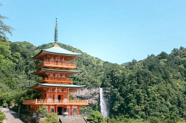 Kumano Nachi Taisha: Kumano Nachi Taisha l&agrave; một trong những địa danh văn h&oacute;a kh&ocirc;ng thể bỏ qua ở Nhật Bản. Ng&ocirc;i đền lớn n&agrave;y kh&ocirc;ng chỉ l&agrave; một vi&ecirc;n ngọc qu&yacute; lịch sử, được y&ecirc;u th&iacute;ch từ thời cổ đại m&agrave; n&oacute; c&ograve;n c&oacute; vị tr&iacute; thuận lợi nằm cạnh th&aacute;c Nachi. Cao 133m, th&aacute;c Nachi l&agrave; th&aacute;c nước cao nhất ở Nhật Bản.
