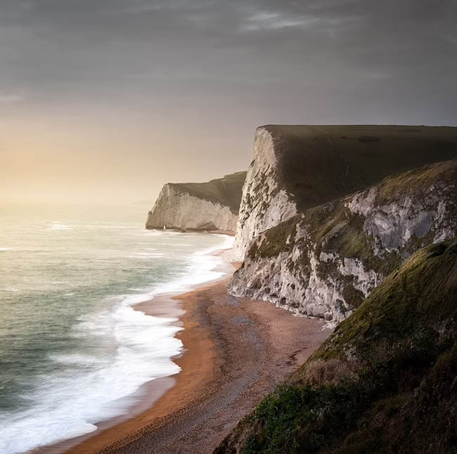 9. Khung cảnh h&ugrave;ng vĩ của Bat's Head tr&ecirc;n bờ biển c&oacute; ni&ecirc;n đại từ kỷ Jura ở Dorset tr&ocirc;ng rất h&ugrave;ng vĩ, được nhiếp ảnh gia James Ewer chụp lại.

