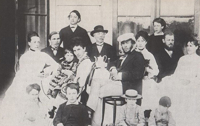 Nadezhda von Meck kết h&ocirc;n với Karl von Meck &ndash; con trai của một thiếu t&aacute;. L&agrave; một quan chức ch&iacute;nh phủ, lương của Karl kh&ocirc;ng mấy dư dả. B&agrave; Nadezhda l&agrave; một người c&oacute; tầm nh&igrave;n xa, nh&igrave;n thấy tương lai đường sắt của nước Nga l&uacute;c đ&oacute; đang thiếu hụt n&ecirc;n đ&atilde; thuyết phục chồng m&igrave;nh dấn th&acirc;n v&agrave;o ng&agrave;nh c&ocirc;ng nghiệp n&agrave;y. Sự th&agrave;nh c&ocirc;ng ngo&agrave;i mong đợi của ng&agrave;nh đường sắt đ&atilde; mang tới khối t&agrave;i sản khổng lồ cho Karl.
