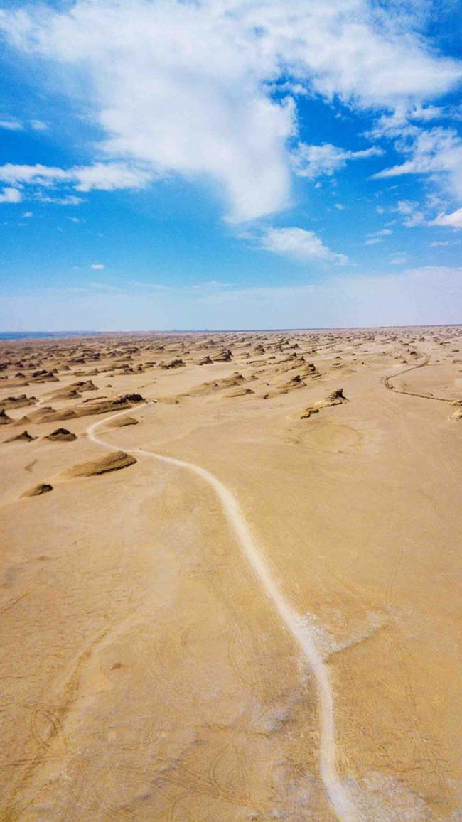 Đ&ocirc;i l&uacute;c n&oacute; giống như một c&aacute;i cầu thang d&agrave;i hoặc nh&igrave;n từ xa như những ngọn n&uacute;i nhấp nh&ocirc; tr&ugrave;ng điệp. Cảnh tượng n&agrave;y khiến cho du kh&aacute;ch kh&ocirc;ng khỏi trầm trồ trước sự kỳ diệu của thi&ecirc;n nhi&ecirc;n.