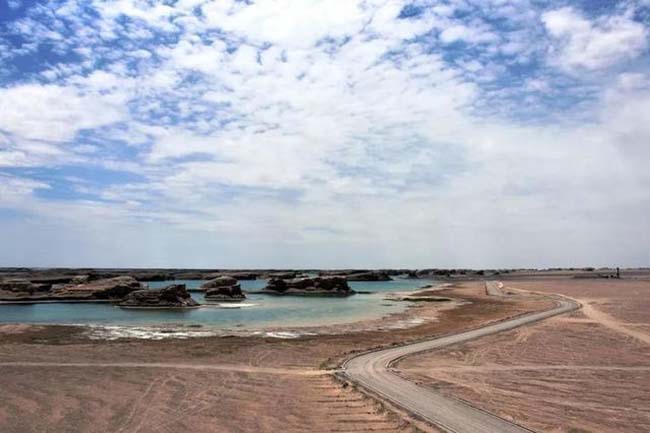 Khi đến đ&acirc;y v&agrave;o m&ugrave;a xu&acirc;n v&agrave; m&ugrave;a thu, bạn sẽ thấy nơi n&agrave;y cực kỳ đẹp, mặt hồ nước lấp l&aacute;nh, b&ecirc;n trong c&oacute; rất nhiều vịt trời bơi lội. Ngược lại, v&agrave;o m&ugrave;a đ&ocirc;ng, cảnh tượng nơi n&agrave;y kh&aacute; vắng vẻ, hiu quạnh, hồ nước đ&oacute;ng băng, nhiệt độ rất lạnh.