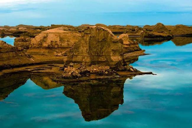 Mặc d&ugrave; vậy, cảnh tượng mặt trời phản chiếu tr&ecirc;n mặt băng tạo n&ecirc;n nhiều m&agrave;u sắc lấp l&aacute;nh. Du kh&aacute;ch cũng c&oacute; thể đi dạo tr&ecirc;n mặt hồ, thư gi&atilde;n ngắm phong cảnh, cảm nhận vẻ đẹp của yardang cận cảnh.