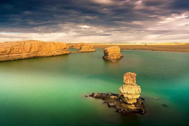 Đặc biệt, khung cảnh b&igrave;nh minh v&agrave; ho&agrave;ng h&ocirc;n tr&ecirc;n mặt nước của nơi n&agrave;y kh&ocirc;ng đ&acirc;u s&aacute;nh được.