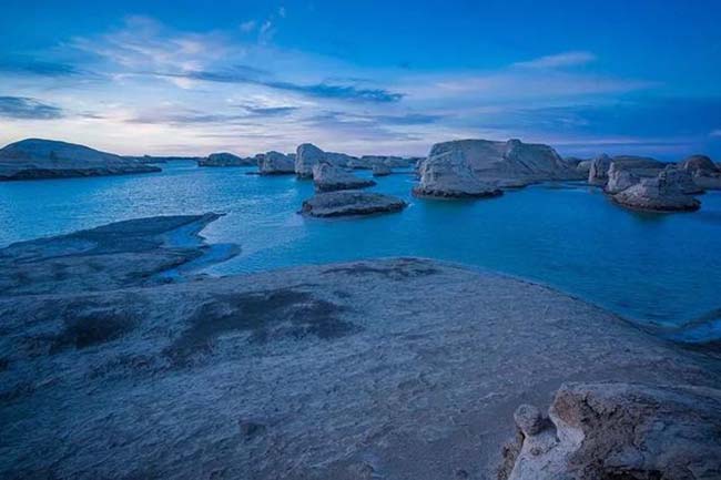 &Aacute;nh s&aacute;ng phản chiếu tr&ecirc;n mặt hồ tựa như một tấm gương thần th&aacute;nh, rực rỡ khắp một v&ugrave;ng trời.