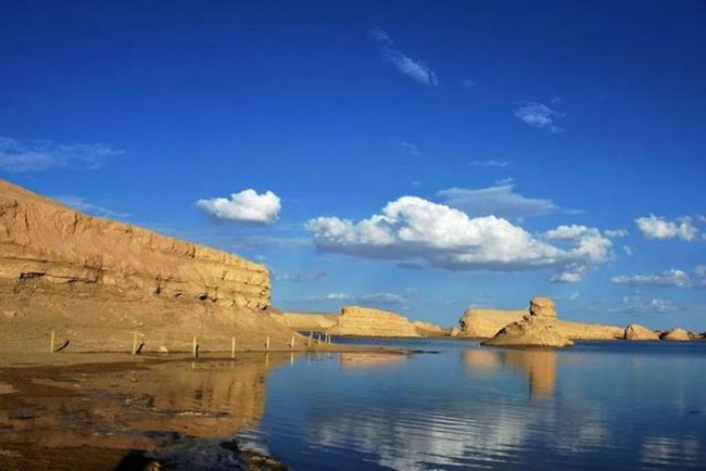 Những tảng đ&aacute; c&agrave;ng trở n&ecirc;n nổi bật hơn, giống như cảnh tượng trong một bộ phim viễn tưởng.