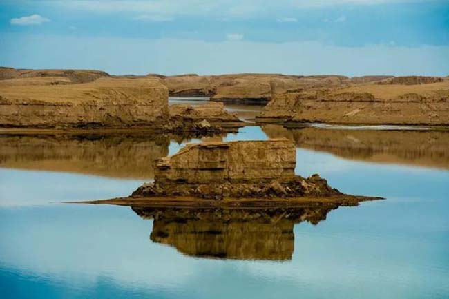 Những hạt c&aacute;t được gi&oacute; thổi sẽ b&agrave;o m&ograve;n địa h&igrave;nh, khiến cho đ&aacute; bị đục kho&eacute;t th&agrave;nh c&aacute;c chỗ lồi l&otilde;m. Những tảng đ&aacute; n&agrave;y c&oacute; thể cao 10m v&agrave; k&eacute;o d&agrave;i h&agrave;ng km.