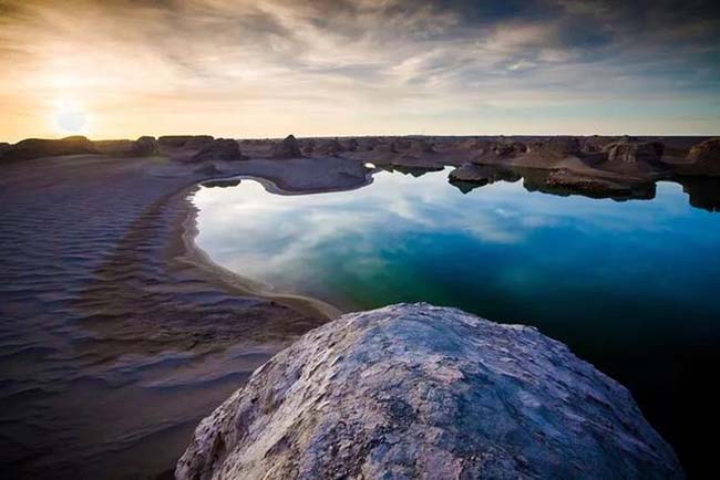 Qu&aacute; tr&igrave;nh trầm t&iacute;ch bởi gi&oacute; n&agrave;y c&ograve;n xuất hiện ở dưới đ&aacute;y của c&aacute;c hồ nước kh&ocirc; cằn.