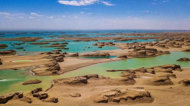 H&igrave;nh dạng của yardang ở đ&acirc;y rất độc đ&aacute;o v&agrave; c&ograve;n bị nhấn ch&igrave;m trong hồ nước n&ecirc;n nơi n&agrave;y c&ograve;n c&oacute; một c&aacute;i t&ecirc;n kh&aacute;c l&agrave; &ldquo;v&ugrave;ng nước b&iacute; ẩn Yardang&rdquo;.