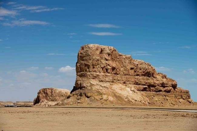 C&oacute; những tảng đ&aacute; yardang khổng lồ như thế n&agrave;y, đứng từ tr&ecirc;n cao nh&igrave;n xuống cảnh quan rất ngoạn mục.