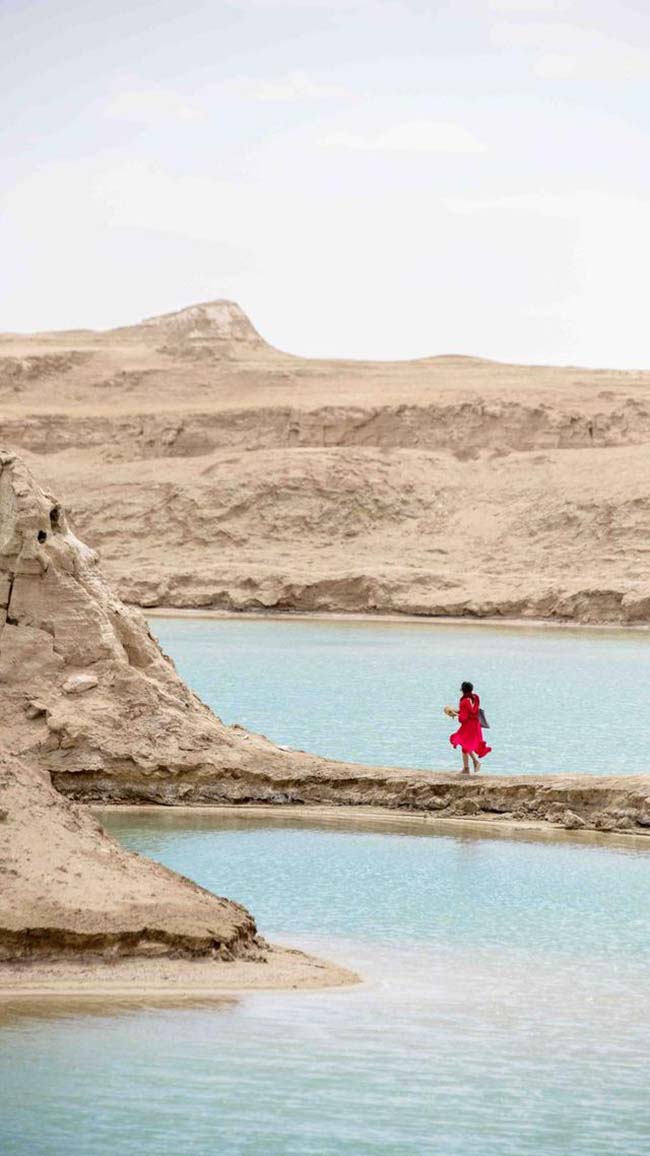 Khi đến gần, những g&igrave; bạn nh&igrave;n thấy được l&agrave; v&ocirc; số hồ nước lớn nhỏ m&agrave;u xanh nổi bật dưới &aacute;nh mặt trời, nằm rải r&aacute;c xung quanh v&ocirc; số những tảng đ&aacute; yardang.