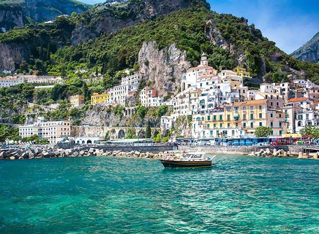 12. Sau chuyến đi bộ đường d&agrave;i, bạn đừng qu&ecirc;n đắm m&igrave;nh trong l&agrave;n nước trong vắt, bắt v&agrave;i con c&aacute; đuối b&ecirc;n dưới.
