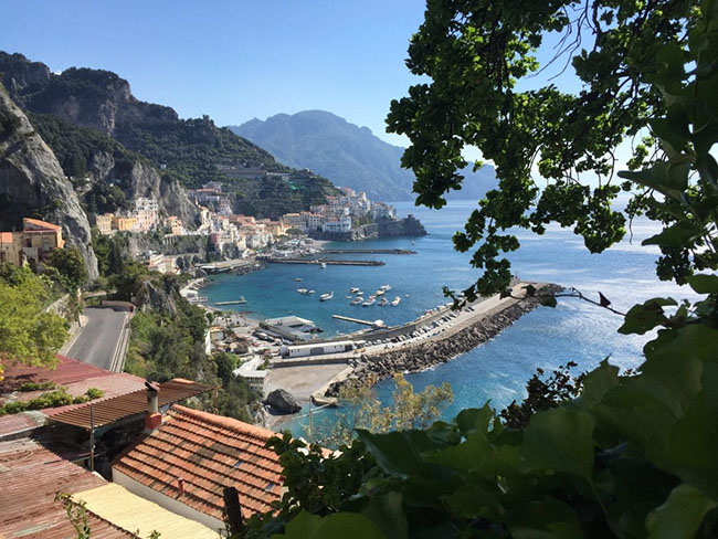 15. Hầu hết du kh&aacute;ch đến Amalfi đều muốn quay trở lại v&igrave; dịch vụ tuyệt vời, khung cảnh đẹp m&ecirc; mẩn c&ugrave;ng nhiều địa điểm vui chơi th&uacute; vị.
